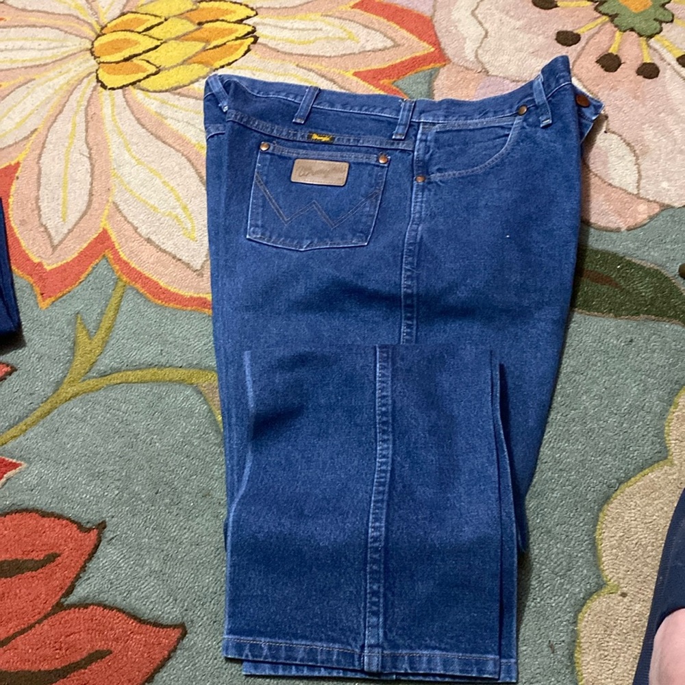 40x32 denim Wrangler jeans 1 pair of starched medium wash jeans.